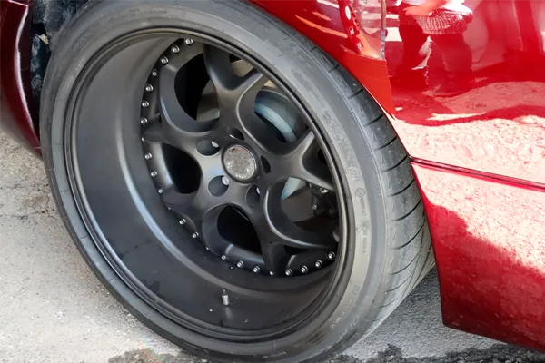 Neumático sport de automoción, apto para carretera y circuito