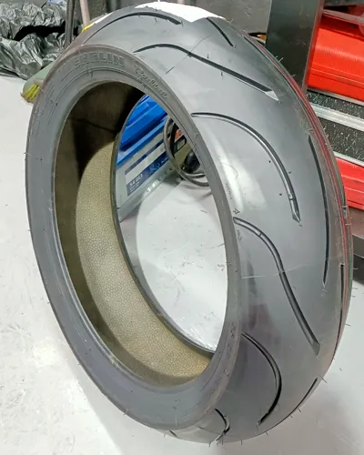Neumático sport para uso deportivo en motocicleta (carretera o circuito)