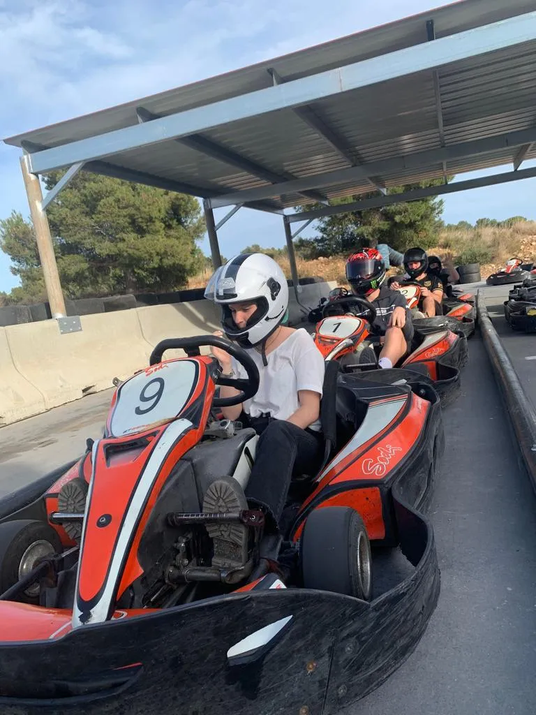 alumnos en karting de circuito de calafat